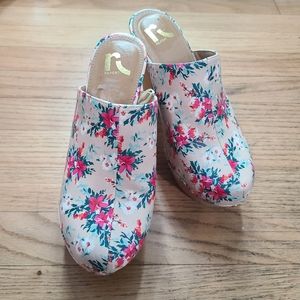 Report floral clogs